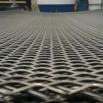 ขายส่งตะแกรงเหล็กฉีก ราคาถูก ยกม้วน แผ่นตะแกรงเจาะรู ระบายอากาศได้ดี - Perspective view of Expanded Metal Lath rolls, showing raised mesh structure and steel texture.