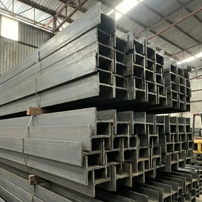 เหล็ก H-Beam (เอชบีม) มอก. ของแท้ สต็อกใหญ่ จัดเรียงในโกดัง พร้อมบริการส่งตรงถึงไซต์งานก่อสร้าง โดย AY Contento