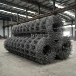 ม้วนเหล็กไวร์เมช 4 มิล วางซ้อนกันในโกดัง เตรียมพร้อมสำหรับงานโครงสร้างและงานปูพื้น