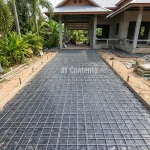 เหล็กไวร์เมช 4 มิล ปูพื้นบนแผ่นพลาสติกเตรียมเทคอนกรีตสำหรับทางเดินในไซต์งานก่อสร้างบ้าน