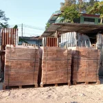 Red clay bricks are packed on wooden pallets, carefully wrapped in shock-absorbing plastic, in 3 pallets, facilitating transportation and minimizing damage.