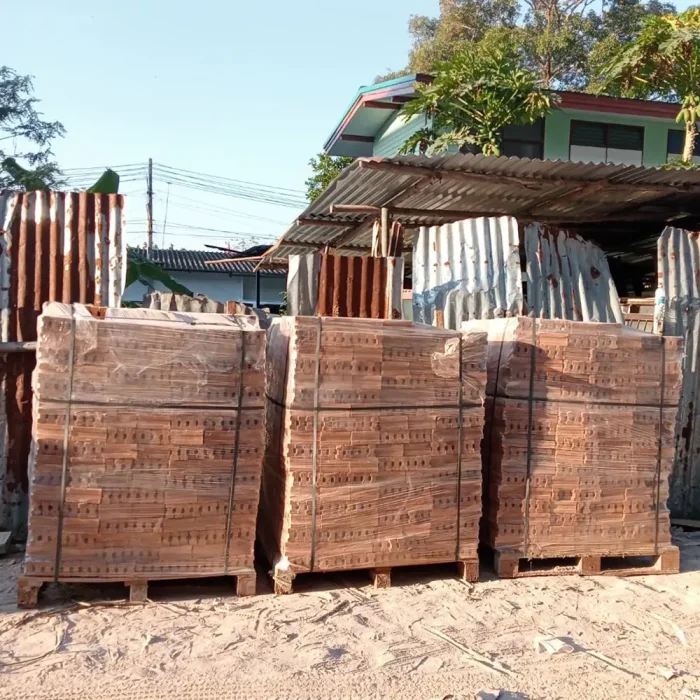 Red clay bricks are packed on wooden pallets, carefully wrapped in shock-absorbing plastic, in 3 pallets, facilitating transportation and minimizing damage.
