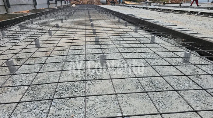 วิธีการวางลูกปูนหนุนตะแกรงเหล็กไวร์เมช (Wire Mesh) ก่อนเทคอนกรีต เพื่อรักษาความหนาของ Concrete Covering ให้สม่ำเสมอทั่วทั้งบริเวณ